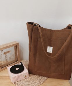 Túi tote vải canvas màu nâu có khóa kéo và có thể đeo chéo là một lựa chọn thời trang và tiện lợi cho nhiều hoạt động hàng ngày